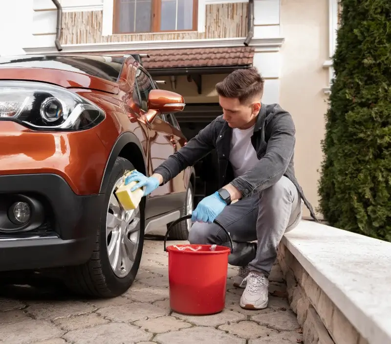 Lavage auto à domicile Trémorel : professionnel intervenant sur un véhicule